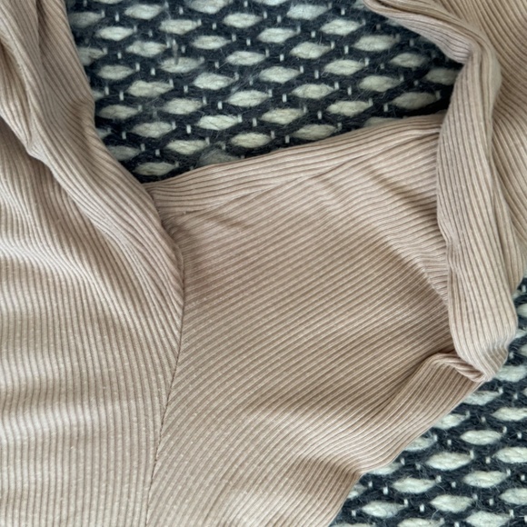 Vuori cropped ribbed long sleeve Cove Twist Crop Tee small - Picture 3 of 4